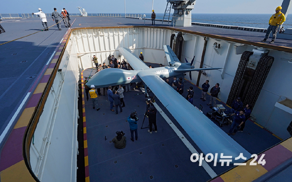 12일 포항 해상에 위치한 해군 독도함에서 실시된 '대형플랫폼 함정 무인기 운용 전투 실험' 에서 미국 제너럴 아토믹스(General Atomics)에서 개발 중인 고정익 무인기 모하비(Mojave)가 이륙을 준비하고 있다. [사진=사진공동취재단]