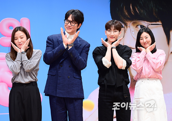 가수 성시경이 27일 오전 서울 영등포구 KBS에서 열린 KBS2 뮤직 토크쇼 '더 시즌즈-성시경의 고막남친' 제작발표회에 참석하고 있다. [사진=정소희 기자]