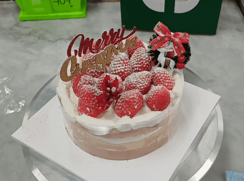 지난 7일 진행된 '미리 크리스마스 케이크 만들기 클래스'에 참여해 기자가 직접 만든 케이크. [사진=라창현 기자]