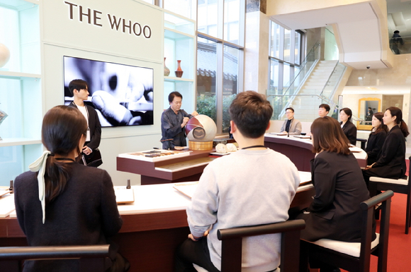 LG생활건강 '더후 아트 헤리티지 라운지'에서 자개 공예 클래스가 열리고 있다. [사진=LG생활건강]