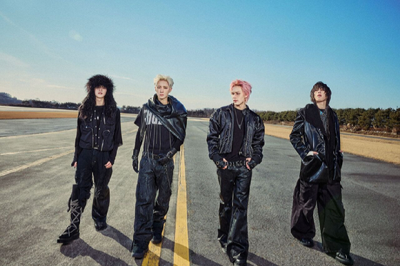 AxMxP 미니 1집 'Amplify My Way'(앰플리파이 마이 웨이) 콘셉트 포토. [사진=FNC엔터테인먼트]