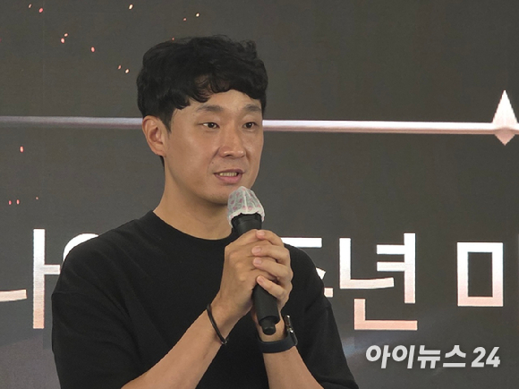 한재영 스마일게이트 이사(왼쪽), 김효재 엔엑스쓰리게임즈 PD가 지난 24일 경기 성남시에 위치한 스마일게이트 메가포트지점에서 열린 '로드나인' 1주년 기자간담회에서 기념촬영을 하고 있다. [사진=박정민 기자]