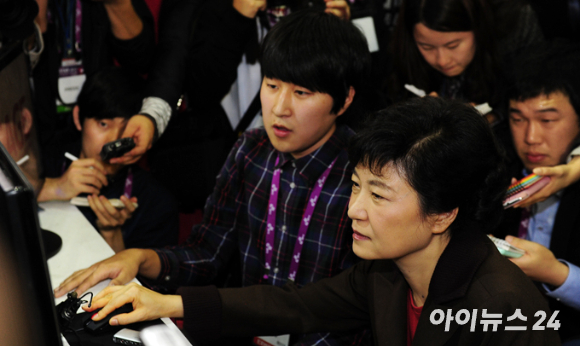 이재명 대통령이 지난 15일 서울 성동구에 위치한 크래프톤의 복합 문화공간 '펍지 성수'에서 AI기반 인생 시뮬레이션 게임 '인조이'를 체험하고 있다. 왼쪽은 김형준 인조이스튜디오 대표. [사진=연합뉴스]