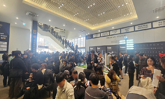 지난 6일 개관한 경기 수원시 장안구 영화동 &lsquo;두산위브 더센트럴 수원&rsquo; 견본주택에 많은 방문객들이 몰렸다. [사진=두산건설]