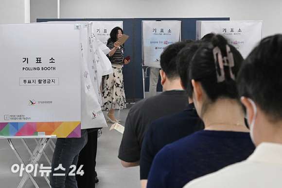 제9회 전국동시지방선거 사전투표 첫 날인 29일 오전 서울 중구 소공동행정복합청사에 마련된 사전투표소에서 권자들이 소중한 한 표를 행사하고 있다.사전투표는 29일~30일 이틀간 오전 6시부터 오후 6시까지 전국 3571개 사전투표소에서 일제히 실시된다. [사진=곽영래 기자]