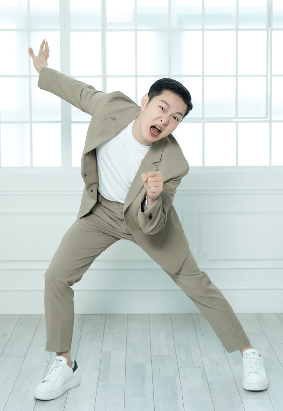 그룹 비투비 이창섭이 21일 온라인으로 진행된 비투비 정규 3집 'Be Together' 발매 기념 기자간담회에 참석해 포즈를 취하고 있다. [사진=큐브엔터테인먼트]