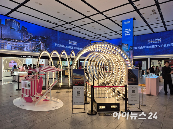 롯데백화점 본점 9층 매장에서 모델이 상품을 둘러보고 있다. [사진=롯데백화점]