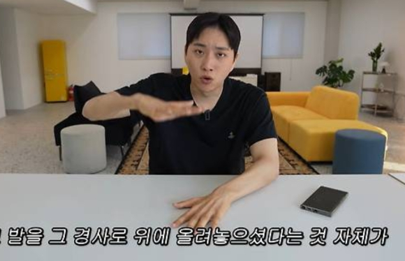 'KTX 낙상사고' 당시 영상을 공개했다가 거센 비판을 받고 있는 유튜버 박위가 '100만 구독자' 타이틀까지 반납했다. 사진은 당시 사고에 대해 설명하고 있는 박위. [사진=유튜브 '위라클' 캡처]