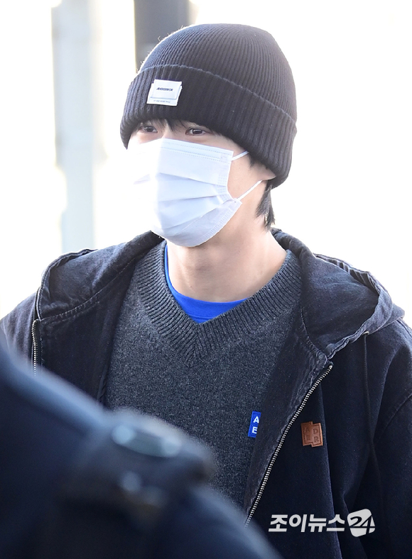 배우 변우석이 9일 오후 패션 브랜드 아더에러 베이징 스페이스 오픈 기념 행사 참석을 위해 인천국제공항을 통해 출국하고 있다. [사진=정소희 기자]