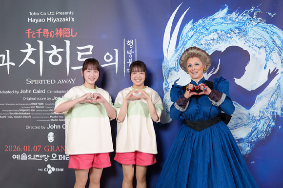 '센과 치히로의 행방불명' 미디어콜에 참석한 존 케어드 연출과 공동번안가 이마이 마오코 [사진=CJ ENM ]