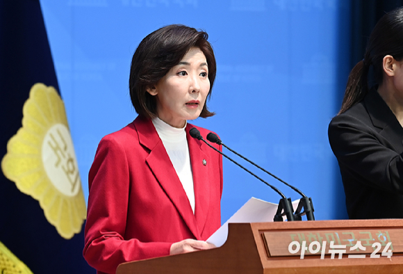 김문수 국민의힘 대선 후보가 3일 오후 경기 일산 킨텍스에서 열린 제5차 전당대회에서 최종 후보로 확정된 뒤 기뻐하고 있다. [사진=곽영래 기자]