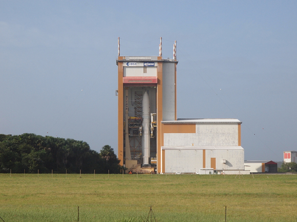 아리안발사체에 실려 이동을 대기중인 천리안위성. [사진=항공우주연구원]