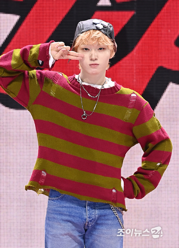 그룹 킥플립(KickFlip) 케이주가 22일 오전 서울 광진구 예스24 라이브홀에서 열린 세 번째 미니 앨범 'My First Flip'(마이 퍼스트 플립) 발매 기념 쇼케이스에서 포토타임을 갖고 있다. [사진=곽영래 기자]