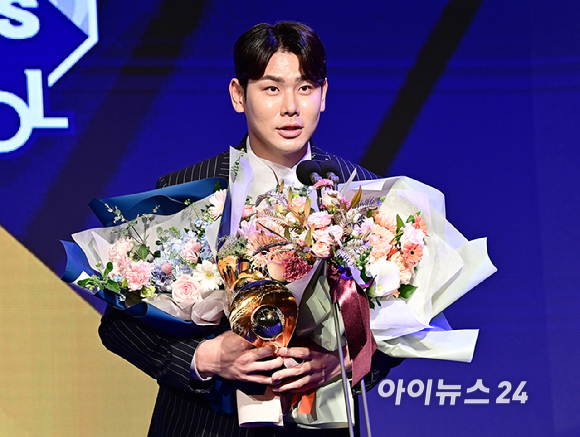 출루율상, 득점상을 수상한 LG 홍창기가 27일 오후 서울 중구 웨스틴 조선 서울에서 열린 '2023 KBO 시상식'에서 소감을 전하고 있다. [사진=곽영래 기자]