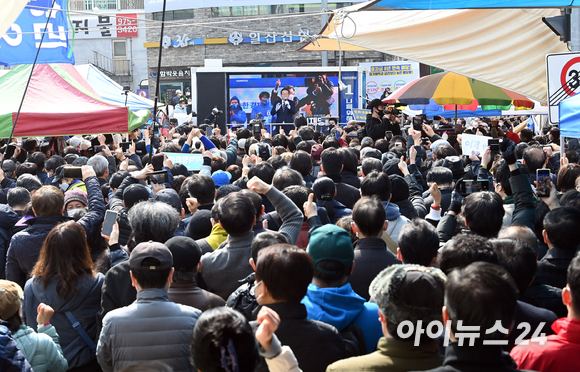 이재명 더불어민주당 대선 후보가 8일 오후 경기도 고양시 일산시장 앞에서 열린 '고양시를 위해! 고양시민을 위해!' 고양 유세에서 지지를 호소하고 있다. [사진=김성진 기자]