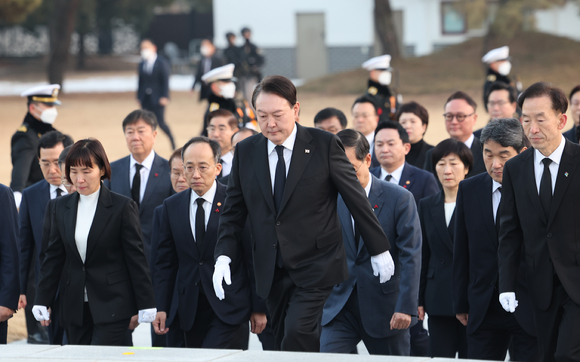 윤석열 대통령이 계묘년 새해 첫날인 1일 서울 동작구 국립서울현충원을 찾아 참배를 위해 현충탑으로 향하고 있다. (대통령실통신사진기자단) 2023.01.01. [사진=뉴시스]