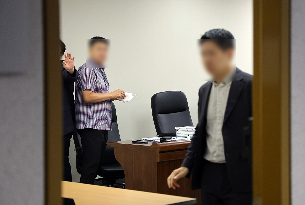 김건희 여사 관련 의혹을 수사하는 민중기 특별검사팀 수사관들이 지난 11일 '집사 게이트' 사건과 관련해 정부세종청사 공정거래위원회에서 기업집단감시국에 압수수색 영장을 제시하고 필요한 자료를 임의로 제출받아 살펴보고 있다. 특검팀은 김 여사의 집사 김예성 씨가 관여한 렌터카 업체 IMS모빌리티가 2023년 6월 자본잠식 상태였음에도 카카오모빌리티, HS효성 등으로부터 184억원의 투자를 받은 경위 등에 대해 조사하고 있다. 2025.8.11 [사진=연합뉴스]
