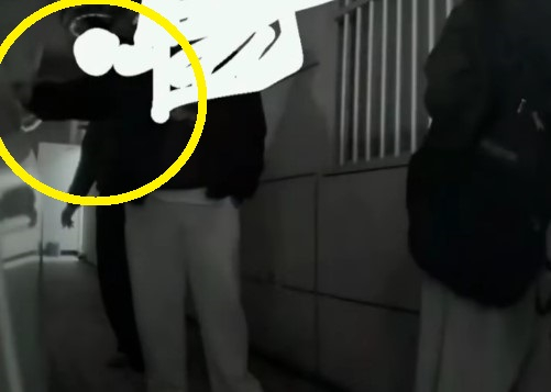 지난 1월 3일 제주에서 주차된 테슬라 차량을 담배로 훼손한 장면이 블랙박스에 찍혔다. [사진=보배드림 캡처]