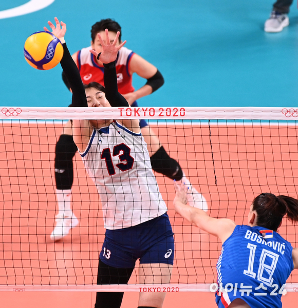 8일 오전 일본 도쿄 아리아케 아레나에서 '2020 도쿄올림픽' 여자 배구 동메달 결정전 대한민국과 세르비아의 경기가 펼쳐졌다. 한국 박정아가 블로킹을 하고 있다.