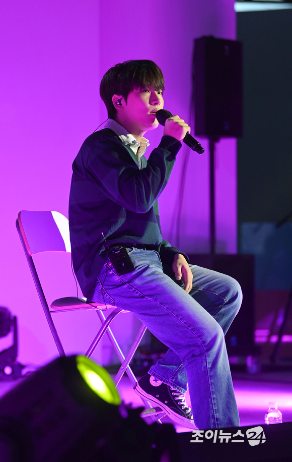 가수 이민혁이 5일 오후 서울 광진구 파이팩토리스튜디오에서 열린 '댕댕왕왕 조이콘서트'에서 멋진 무대를 선보이고 있다. [사진=정소희 기자]