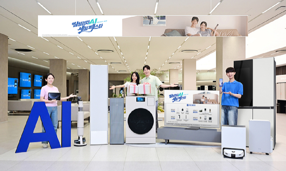 삼성전자 모델이 삼성스토어 대치점에서 '삼성전자 AI 세일 페스타'를 소개하고 있다. [사진=삼성전자]