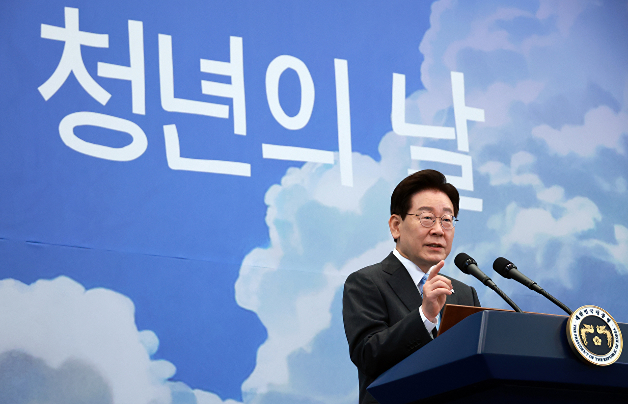 이재명 대통령이 19일 청와대에서 열린 청년의 날 기념식에서 기념사를 하고 있다. [사진=연합뉴스]