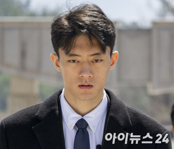 전직 대통령 고(故) 전두환 씨의 손자 전우원 씨가 지난 2023년 3월 31일 광주 북구 운정동 국립 5.18 묘지를 참배하고 있다. [사진=사진공동취재단]