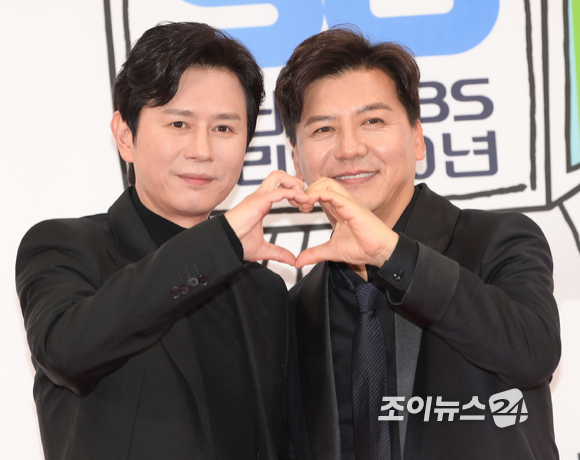'더 블루' 김민종과 손지창이 3일 오후 서울 영등포구 여의도 KBS 신관에서 열린 공영방송 50주년특집 '당신의 KBS 우리의 50주년' 레드카펫 행사에 참석하고 있다. [사진=정소희 기자]