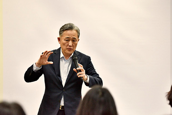 전직 경찰관이자 범죄심리분석 전문가가 최근 실종 신고를 허위로 종결한 혐의를 받는 경찰관을 향해 일침을 가했다. 사진은 표창원 표창원범죄과학연구소장. [사진=표창원 페이스북]