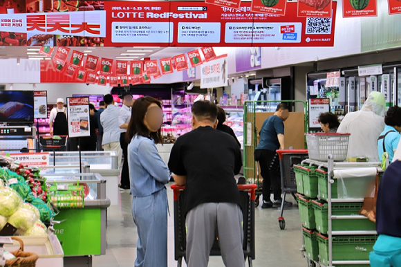 2025 롯데레드페스티벌 기간 롯데마트에서 장을 보는 고객 모습. [사진=롯데 유통군]