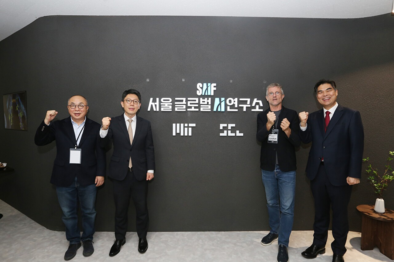 왼쪽부터 정송 카이스트 AI대학원장, 김병민 서울시 정무부시장, 카를로 라띠 MIT SCL 소장, 김만기 서울AI재단 이사장이 기념 사진을 찍고 있다. [사진=서울AI재단]