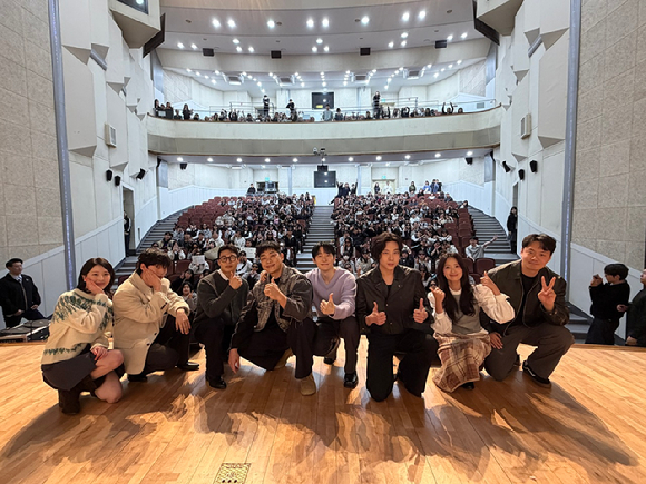'살목지' 이상민 감독, 김혜윤, 이종원, 김준한, 김영성, 오동민, 윤재찬, 장다아가 김혜윤의 모교인 선일여자고등학교를 방문했다. [사진=(주)쇼박스]