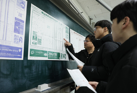 2025학년도 대학수학능력시험(수능) 성적표가 배부된 6일 서울 종로구 동성고등학교에서 고3 수험생들이 성적표를 받고 있다. [사진=사진공동취재단]