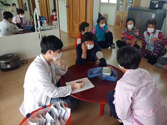 전라북도 고창군 보건소가 의료취햑지 주민들을 위해 방문의료를 하고있다.[사진=고창군청]