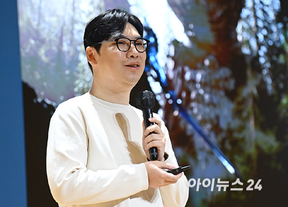 제4회 아이뉴스24 ICT 포럼 '장르 플랫폼 파괴적 혁신: 게임 개척자에게 노하우를 듣다' 라는 주제로 22일 오후 서울 중구 페럼타워 페럼홀에서 열렸다.양홍석 매드엔진 '나이트 크로우' PD가 강연을 하고 있다. [사진=곽영래 기자]