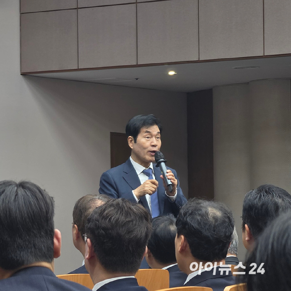 진양곤 HLB그룹 의장이 15일 오후 서울 여의도에서 주요 계열사 관계자들이 참석한 가운데 열린 기업설명회(IR)에서 발언하고 있다. 2026.10.15 [사진=이효정 기자 ]