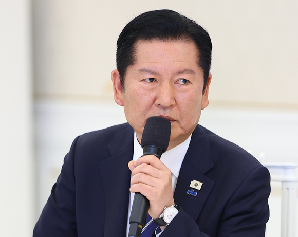 더불어민주당 정청래 대표가 7일 청와대에서 이재명 대통령이 참석한 여야정 민생경제 협의체 회담에서 발언하고 있다. 2026.4.7 [사진=연합뉴스]