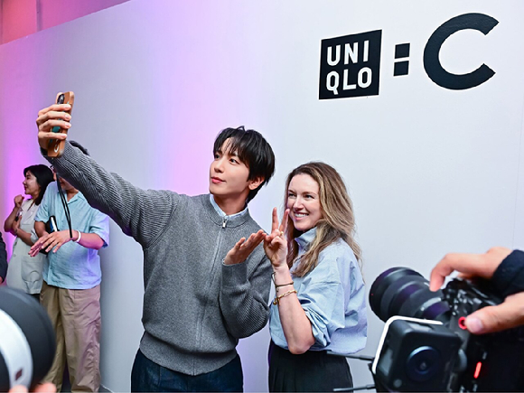 씨엔블루 정용화가 3일 서울 삼청동에서 열린 '25FW UNIQLO : C 컬렉션' 글로벌 런칭 행사 포토콜에 참석하고 있다. [사진=유니클로]