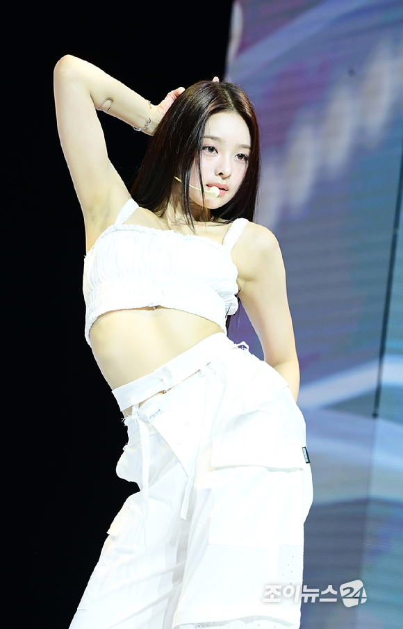 그룹 앳하트 나현이 13일 오후 서울 한남동 블루스퀘어에서 열린 앳하트(AtHeart) 첫 번째 EP '플롯 트위스트'(Plot Twist) 미디어 쇼케이스에서 멋진 무대를 선보이고 있다. [사진=정소희 기자]