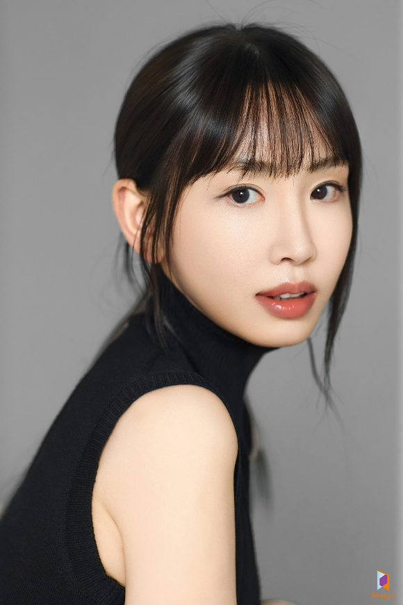 배우 강예원이 프로필 촬영에서 포즈를 취하고 있다. [사진=판타지오]
