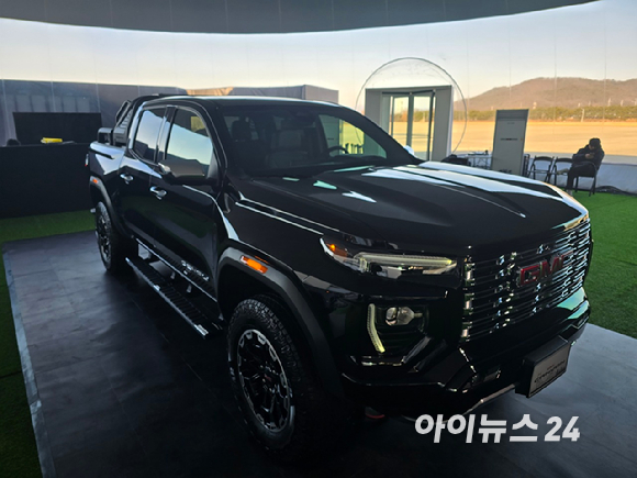 헥터 비자레알 GM 한국사업장 사장이 27일 경기도 김포시 한국타임즈항공에서 열린 'GMC 브랜드 데이'에서 발표하고 있다. [사진=김종성 기자]