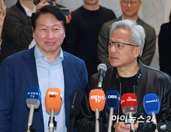 젠슨 황 엔비디아 최고경영자(CEO)가 8일 서울 종로구 SK서린빌딩에 방문해 최태원 SK그룹 회장(왼쪽)과 면담을 마치고 취재진과 질의 응답을 갖고 있다. [사진=정소희 기자]