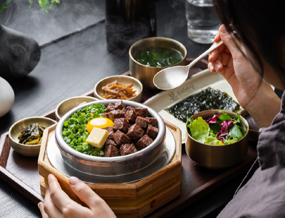 본아이에프 컨세션본부 운영팀 남길우 팀장, 가맹팀 엄재호 과장(왼쪽부터). [사진=본우리반상]