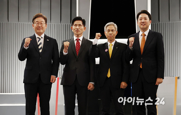 더불어민주당 이재명·국민의힘 김문수·민주노동당 권영국·개혁신당 이준석 대선후보가 23일 서울 영등포구 여의도 KBS 스튜디오에서 열린 제21대 대선 2차 후보자 토론회 시작에 앞서 기념 촬영하고 있다. 2025.5.23 [국회사진기자단] [사진=연합뉴스]