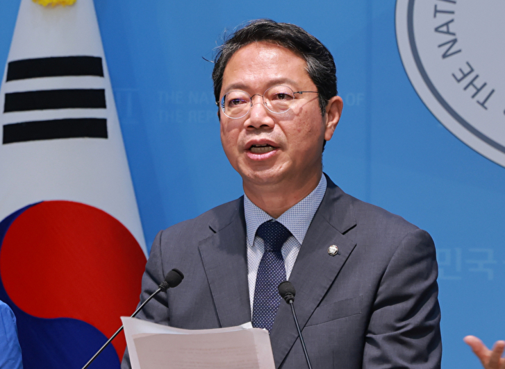 국회 법제사법위원회 위원장인 더불어민주당 서영교 의원과 여당 간사인 김승원 의원이 7일 국회 소통관에서 조희대 대법원장이 지난 3월 퇴임한 노태악 전 대법관의 후임 제청을 하지 않은 것과 12&middot;3 비상계엄 관련 내란 혐의로 기소된 한덕수 전 국무총리와 이상민 전 행정안전부 장관 사건을 전원합의체에서 심리하기로 결정한 것을 비판하고 있다. 2026.8.7 [사진=연합뉴스]