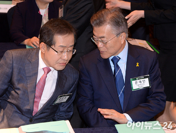 홍준표 대구시장이 지난해 12월 26일 오후 대구 북구 대구시청 산격청사에서 열린 송년 기자간담회에서 질문에 답변하고 있다. [사진=연합뉴스]