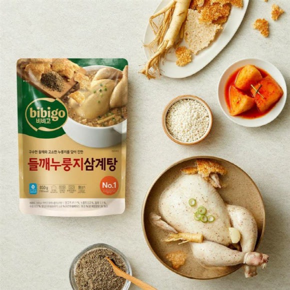초복을 앞두고 대표 보양식인 삼계탕 가격이 꾸준한 상승세를 이어가고 있다. 최근 5년간 서울 지역 삼계탕 가격은 29% 가까이 올랐다. 한국소비자원 가격정보종합포털 '참가격'에 따르면 서울 지역 삼계탕 평균 가격은 올해 5월 기준 1만8154원으로 집계됐다. 일부 유명 삼계탕 전문 식당은 한 그릇에 2만원을 넘어섰다. 사진은 서울 시내 한 삼계탕 전문 식당 모습. [사진=연합뉴스]