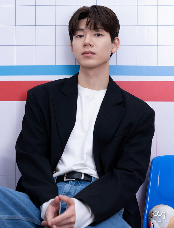 배우 배현성이 JTBC 수요드라마 '조립식 가족' 종영 인터뷰에서 포즈를 취하고 있다. [사진=어썸이엔티]