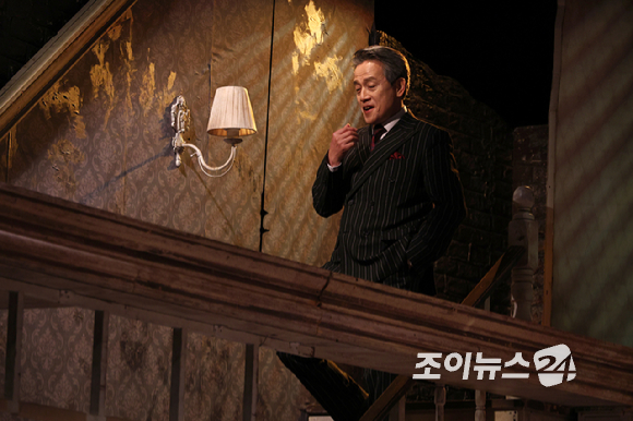 배우 박지일이 19일 오후 서울 종로구 동숭동 대학로티오엠에서 진행된 연극 '오펀스' 프레스콜에 참석해 열연을 펼치고 있다. [사진=문수지 기자]