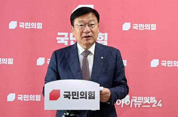 정점식 국민의힘 원내대표가 11일 서울 여의도 국회에서 백브리핑을 하고 있다. [사진=곽영래 기자]